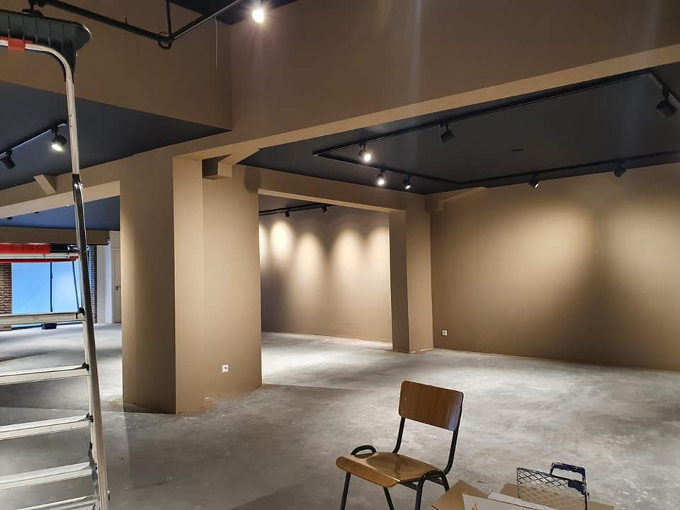 Van Leth Schilderwerken - Showroom geschilderd in warme aardtinten met donkere accenten. Een uitnodigende uitstraling voor de zakelijke klant.