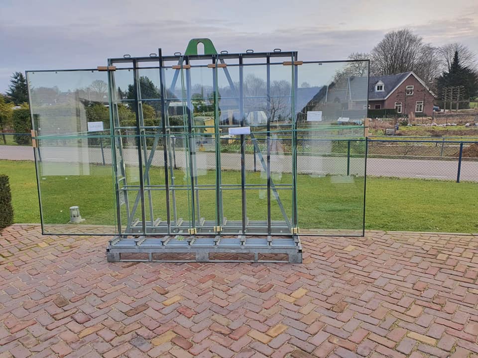 Van Leth Schilderwerken - Grote glasplaten gereed voor levering en plaatsing op locatie. Kwaliteitsglas voor elk project.