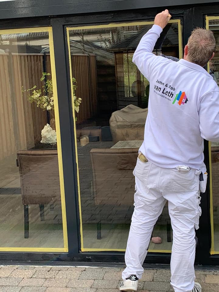 Van Leth Schilderwerken - Schuifdeuren en kozijnen van een woning vakkundig in het zwart geschilderd. Rob van Leth aan het werk.