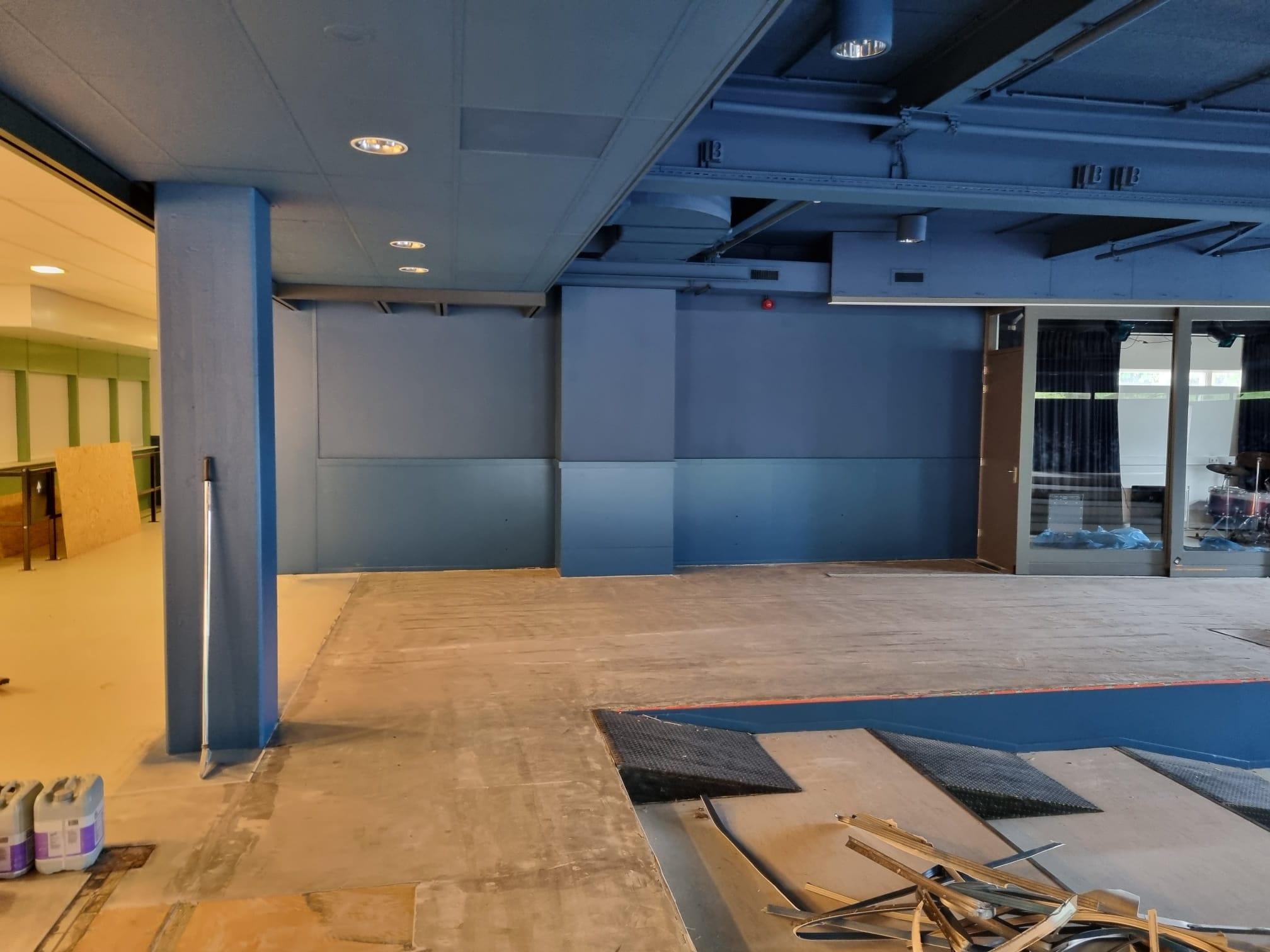 Van Leth Schilderwerken - Grote hal van een bedrijfspand geschilderd in een strakke blauwe kleur. Professioneel schilderwerk op schaal.