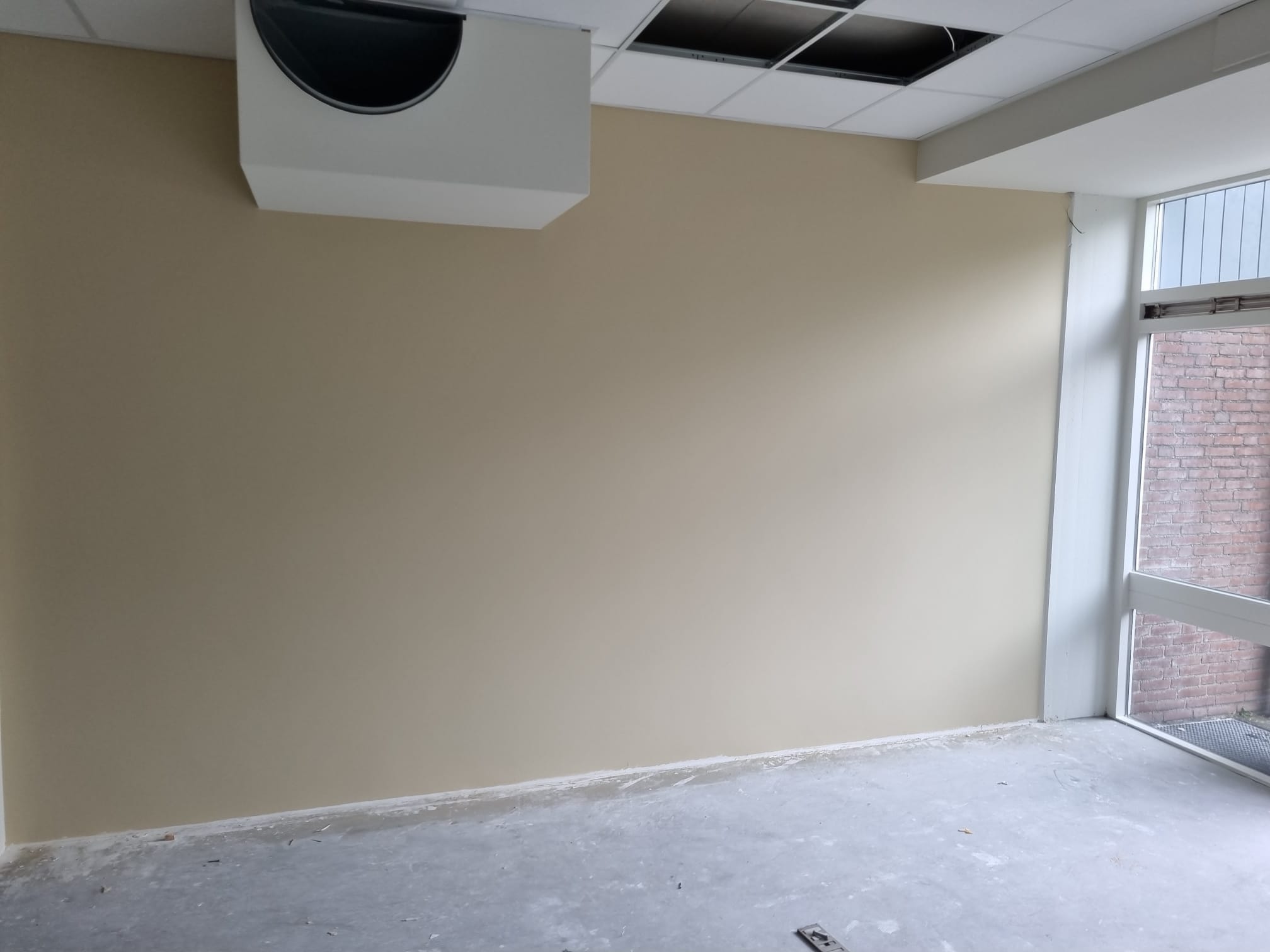 Van Leth Schilderwerken - Groot glasraam geplaatst met een compactkraan. Nauwkeurig en veilig glaswerk voor een groot oppervlak.