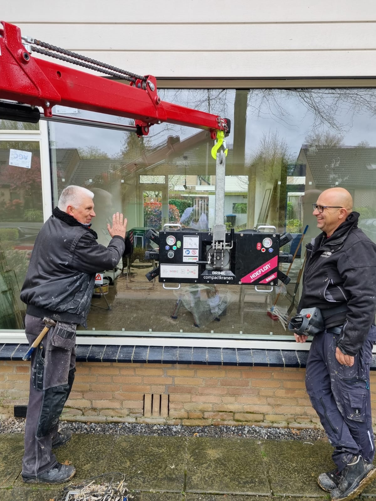 Van Leth Schilderwerken - Kozijnen en dakopbouw op hoogte geschilderd vanaf de stelling. Vakkundig en veilig uitgevoerd.