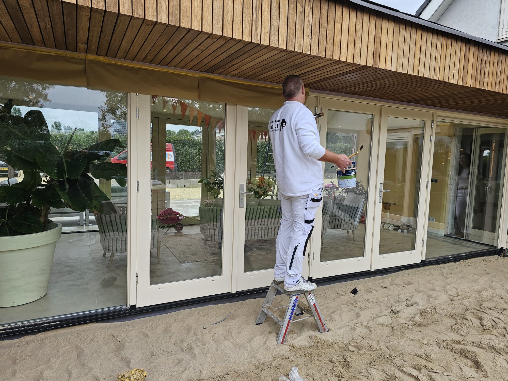 Van Leth Schilderwerken - Buitenwerk in volle gang op de stelling. Gevel en kozijnen zorgvuldig behandeld en geschilderd.