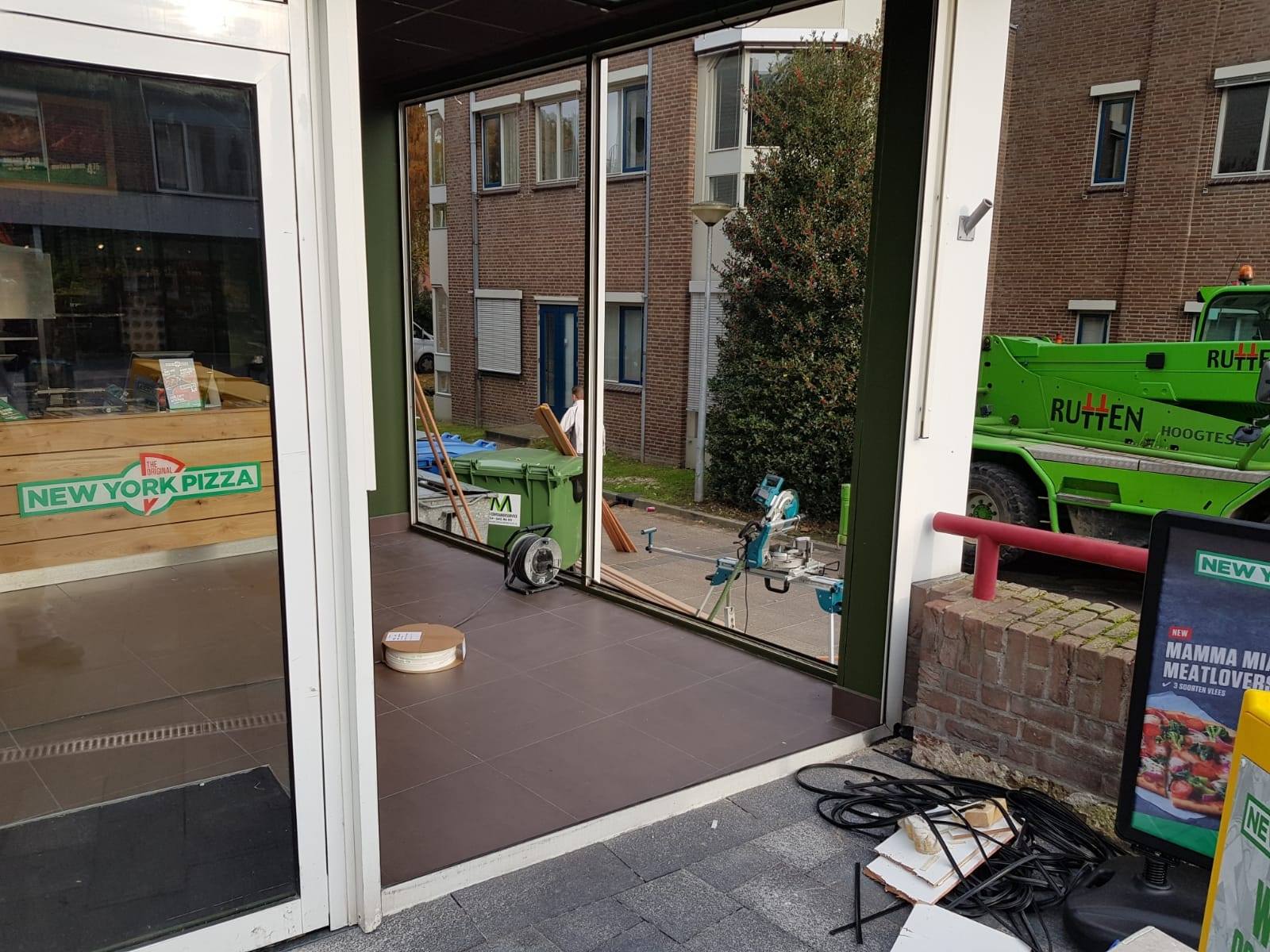 Van Leth Schilderwerken - Nieuw glas geplaatst bij een winkelruimte. Vakkundig uitgevoerd met minimale overlast voor de klant.