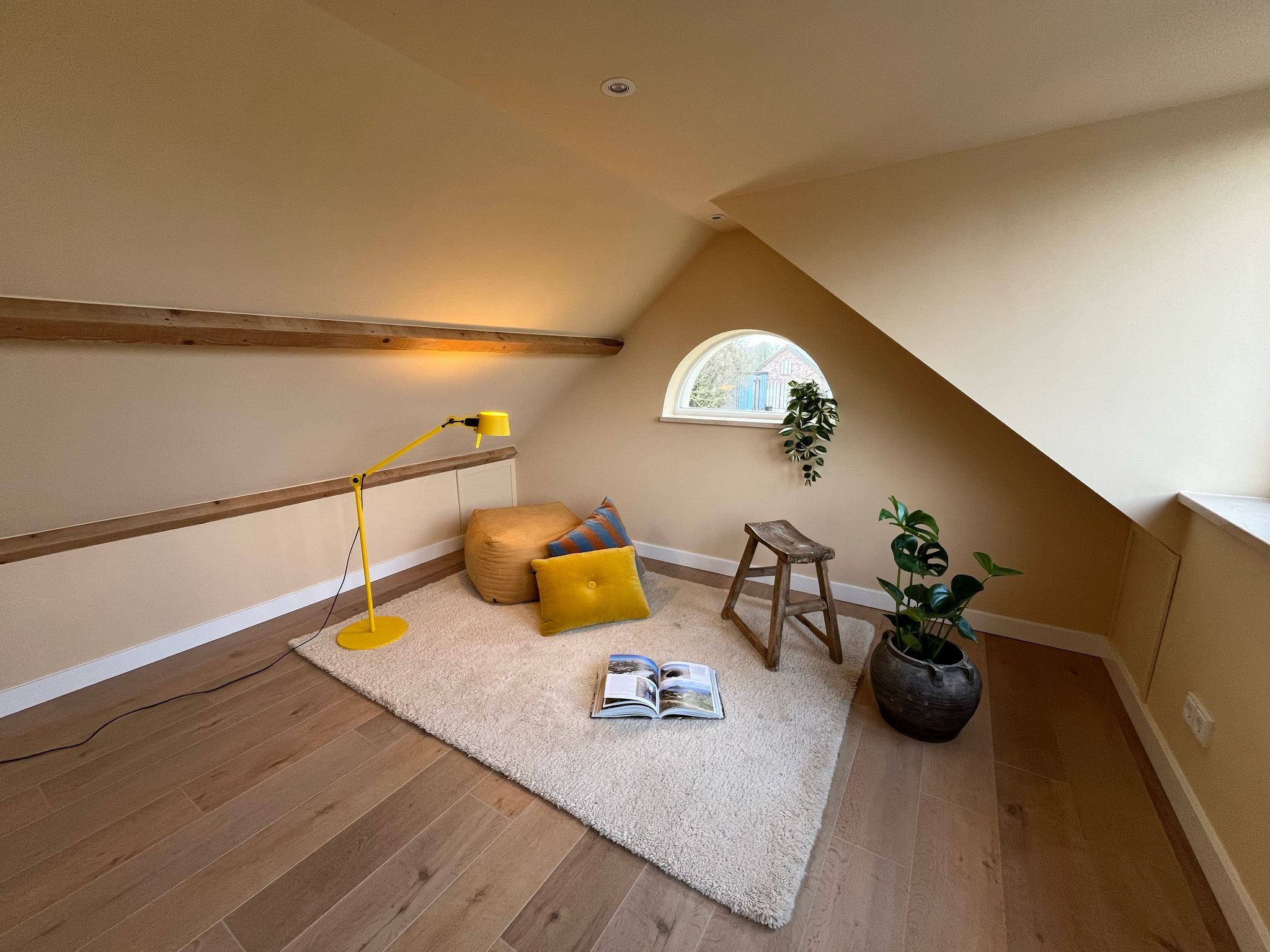 Van Leth Schilderwerken - Zolderkamer afgewerkt in een warme zandkleur. Een sfeervolle ruimte met een strakke, nette oplevering.