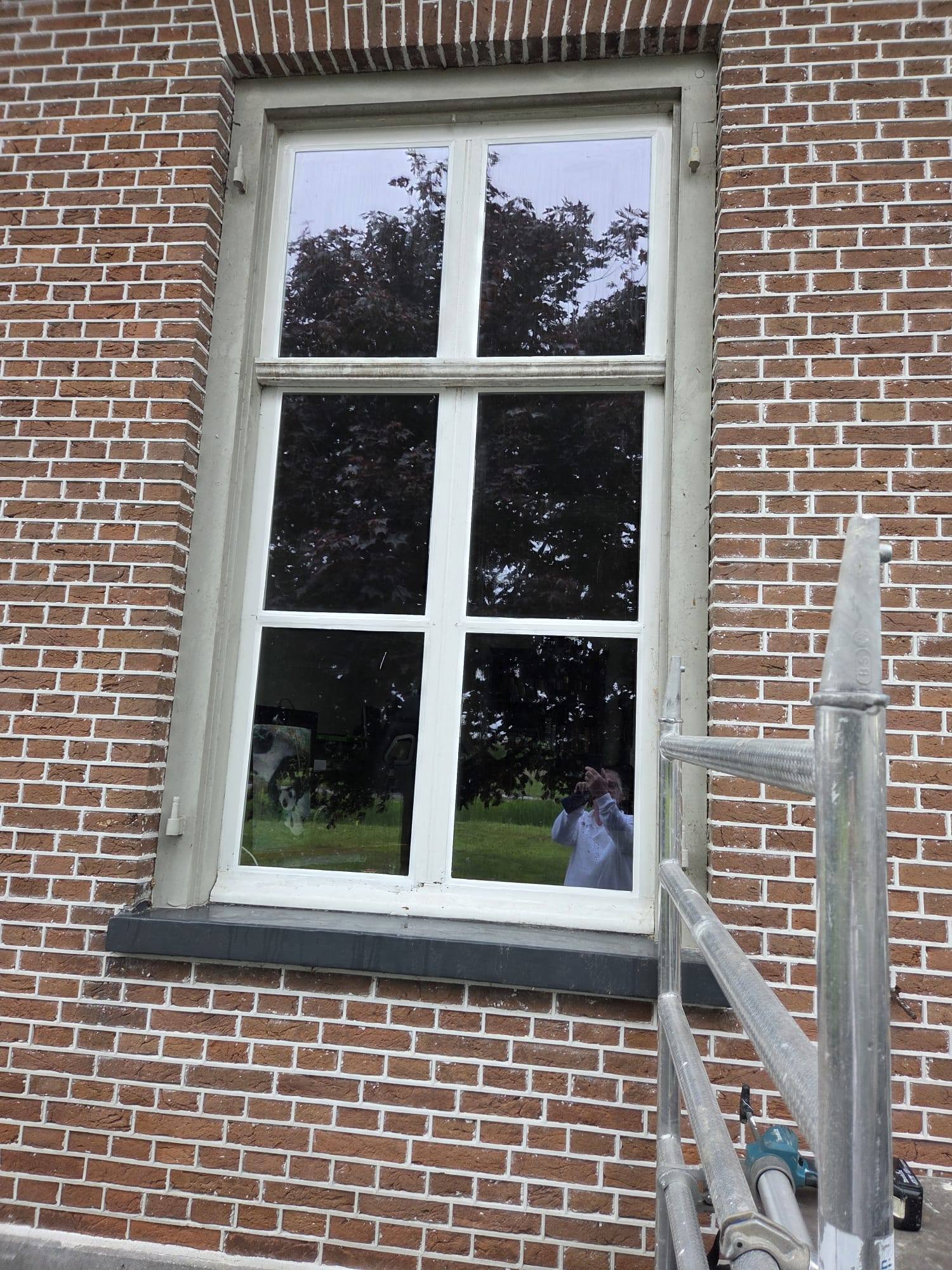 Van Leth Schilderwerken - Kozijnen vakkundig geschuurd, geplamuurd en in de lak gezet voor een duurzaam en strak resultaat.