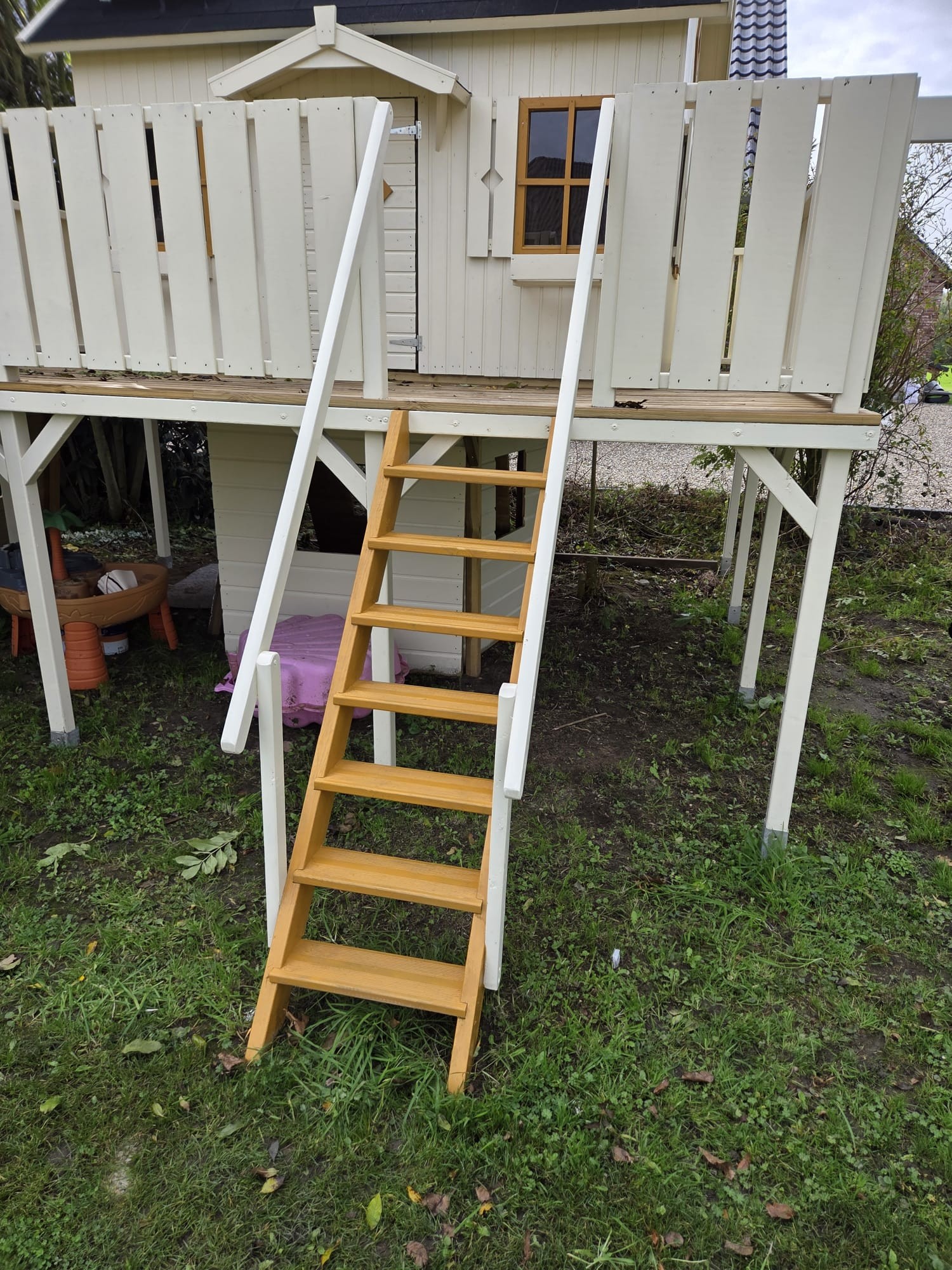 Van Leth Schilderwerken - Kinderspeelhuisje in de tuin geschilderd, inclusief het verhoogde platform en alle houten onderdelen.